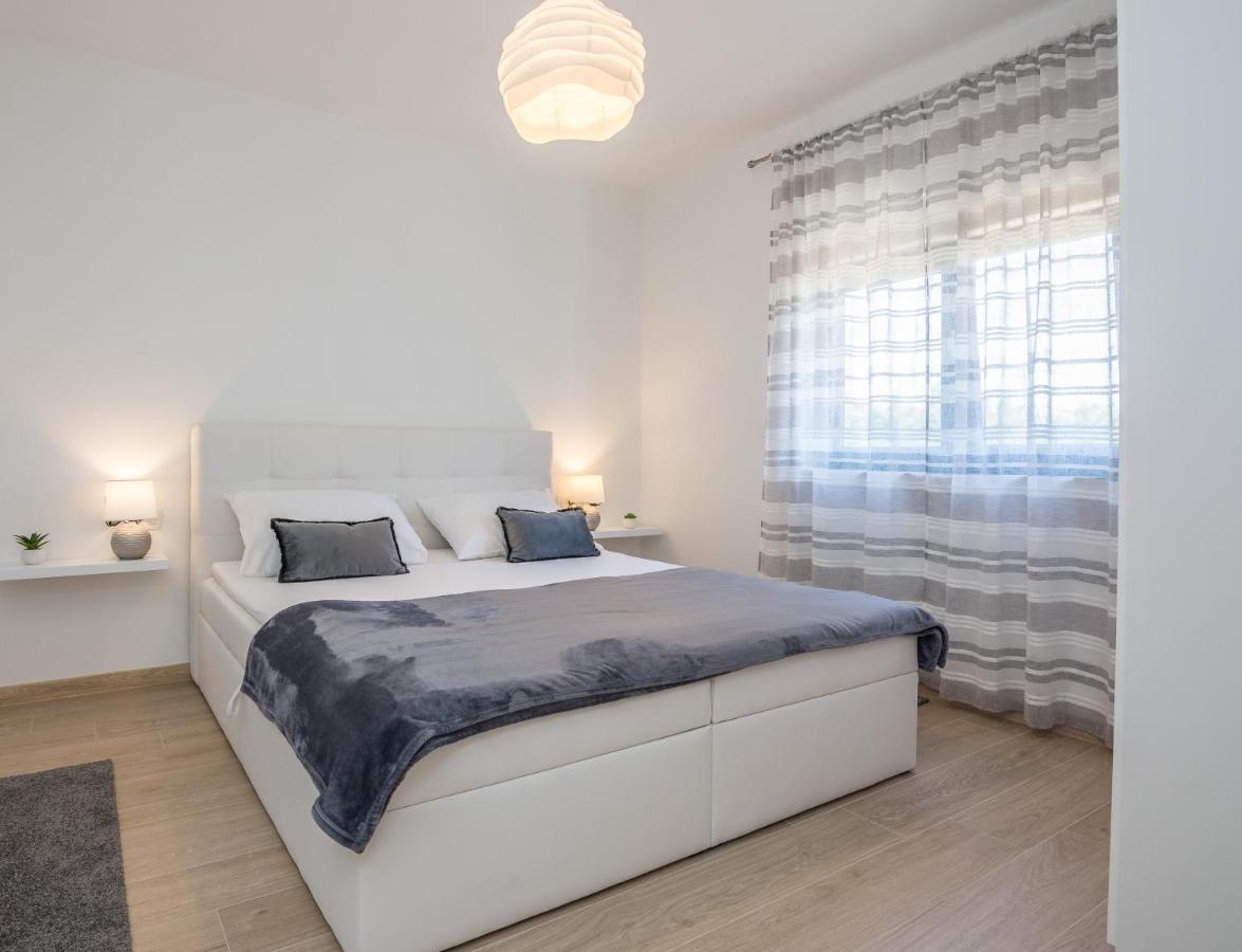 Apartments Maella Zadar Bagian luar foto